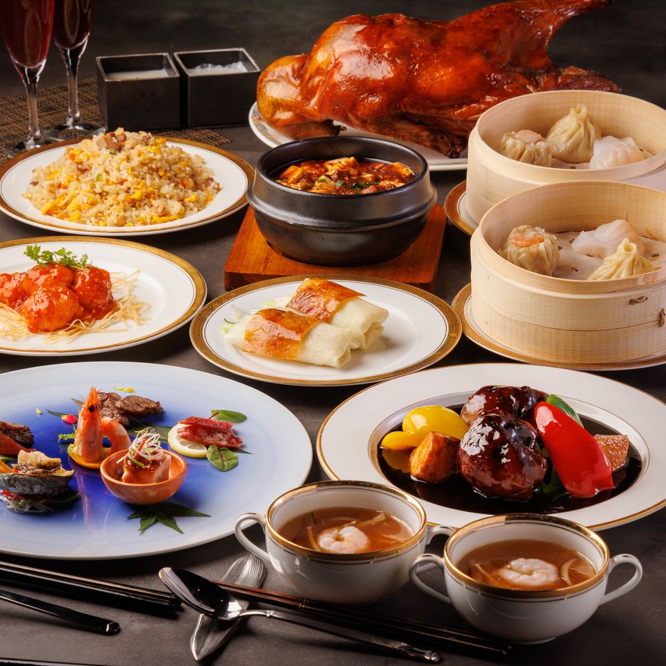Ginsyu Lunch Course: A luxurious full course of eight dishes (individually served) including oven-baked Peking duck and shark fin and shrimp soup.