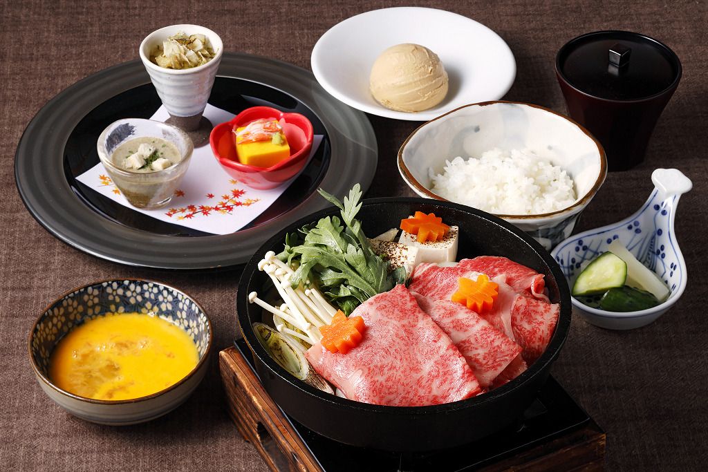 [Advance reservation bonus included] Furano Wagyu beef sukiyaki set