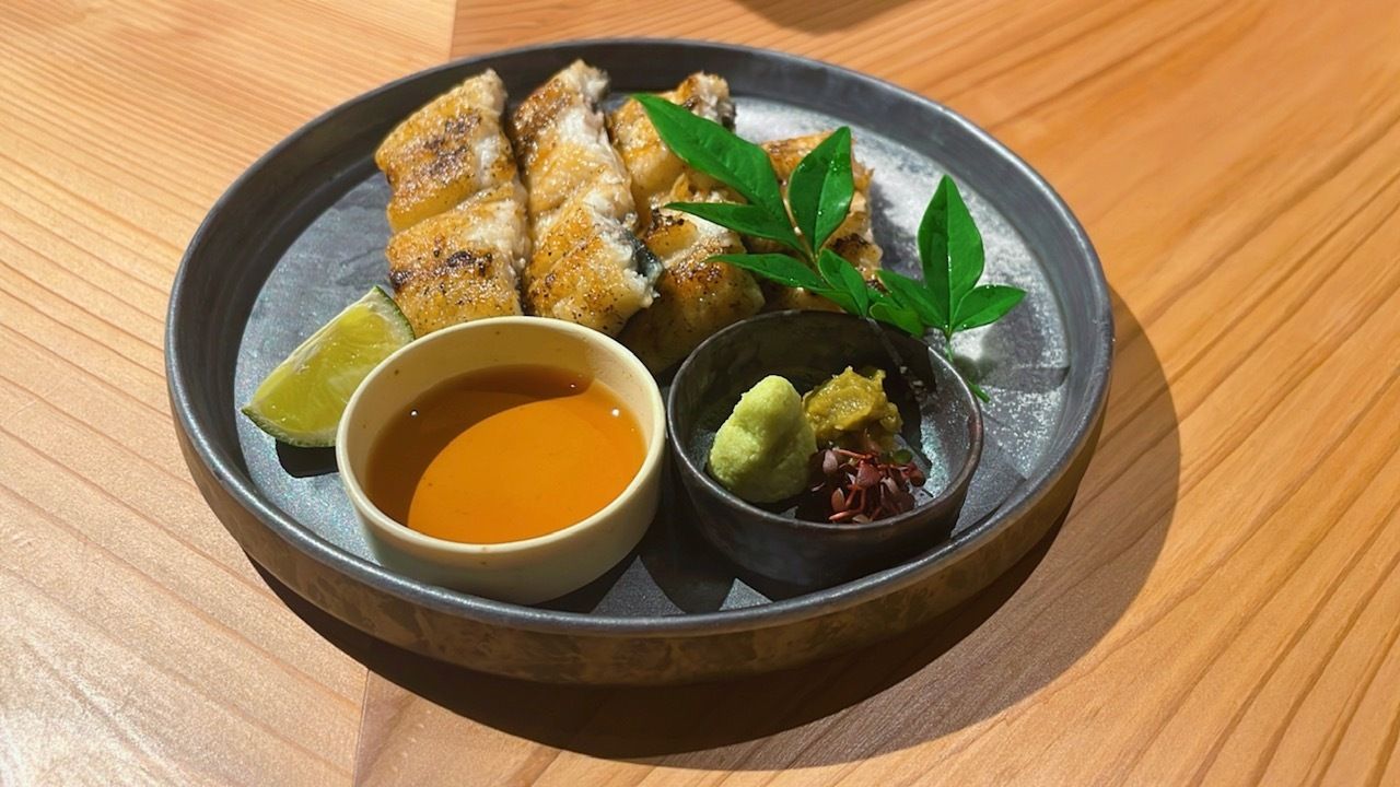 6,600日圓（含稅）「夏日松助豪華套餐」共13道菜沙拉×生魚片×小菜×串串4種×開胃菜×烤鰻魚