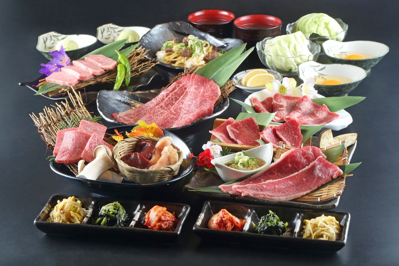 Befriedigender Gang mit 14 Gerichten aus Kuroge-Wagyu-Rindfleisch und einheimischem Rindfleisch