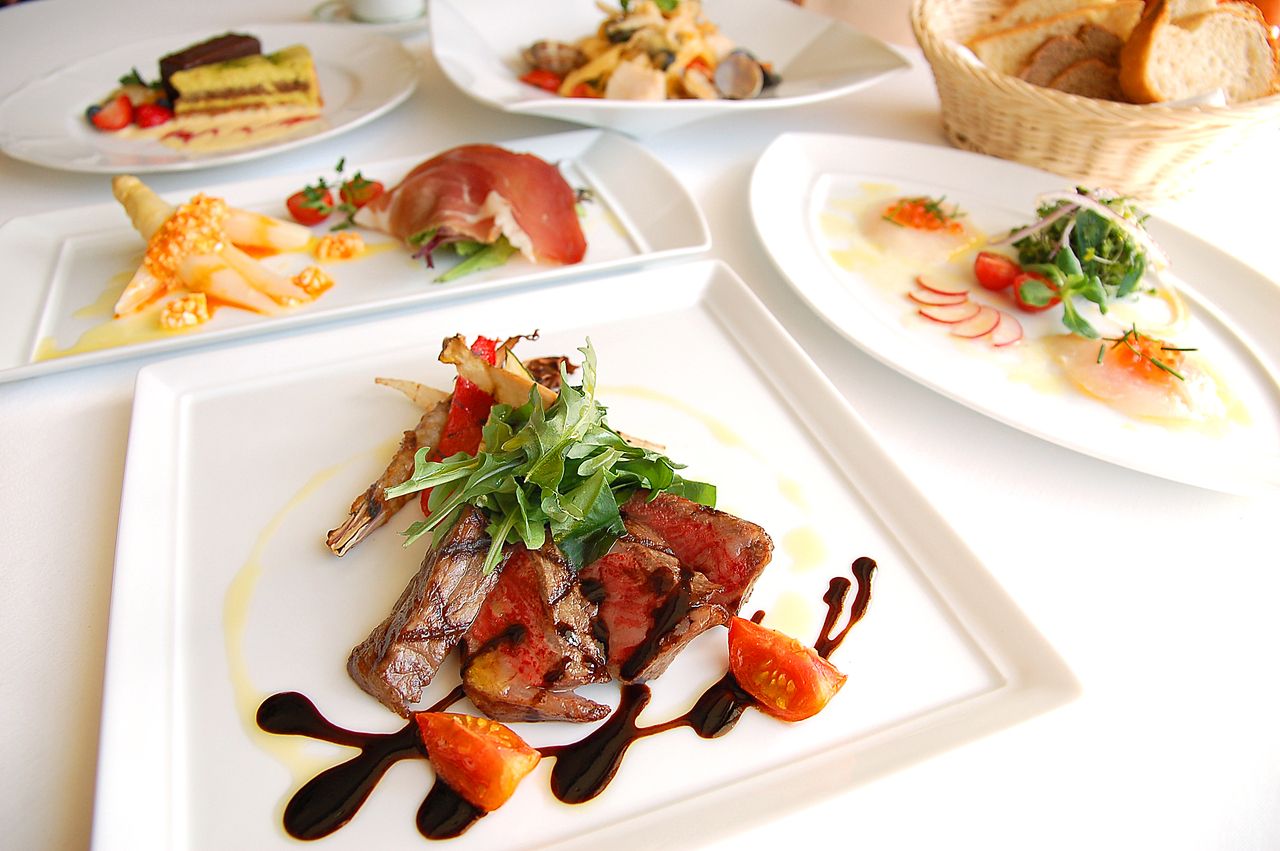 Lunch Course S — 5 pratos: ¥10,000. Válido para as primeiras 5 reservas NET. Inclui um espumante para o brinde. Valor habitual ¥12,000 → ¥10,000