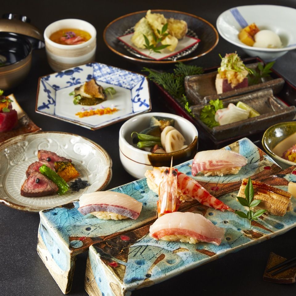 【匠人壽司懷石套餐】「嚴選江戶前壽司6個」＆「鵝肝蘿蔔／富士熔岩烤與牛裡肌／活鮑魚與瀨戶內星鰻豪華小鍋」共9道菜 7,000日圓（不含稅）