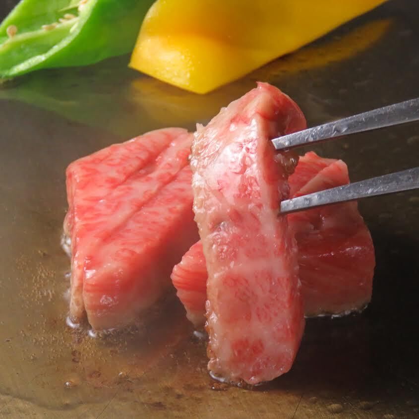 『和牛ステーキと旬の海鮮料理のコース』特上牛寿司・旬魚の一品・和牛のステーキなど豪華食材で特別な日を彩る。