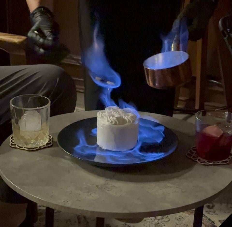 ③燃えるケーキでサプライズメッセージプレート🔥🎂🎉 