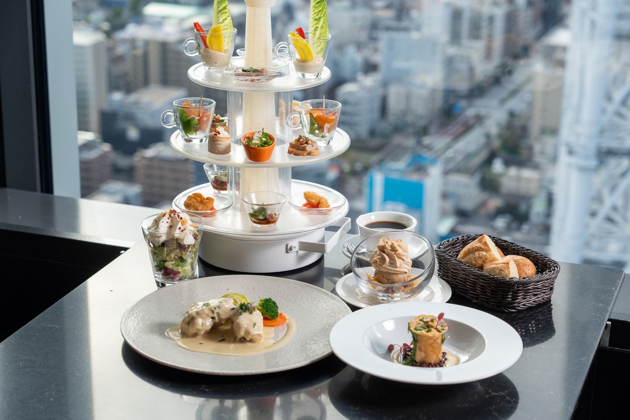 평일 한정 【TREE LUNCH】 요리사 추천 제철 재료를 사용한 W 메인 코스