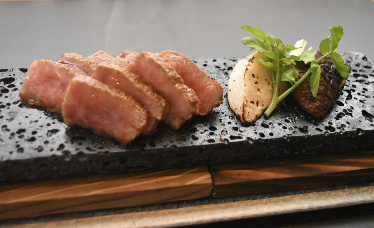 [Tsuru] Charbroiled sirloin 100g.  Recommended for dining. 10 monthly specials