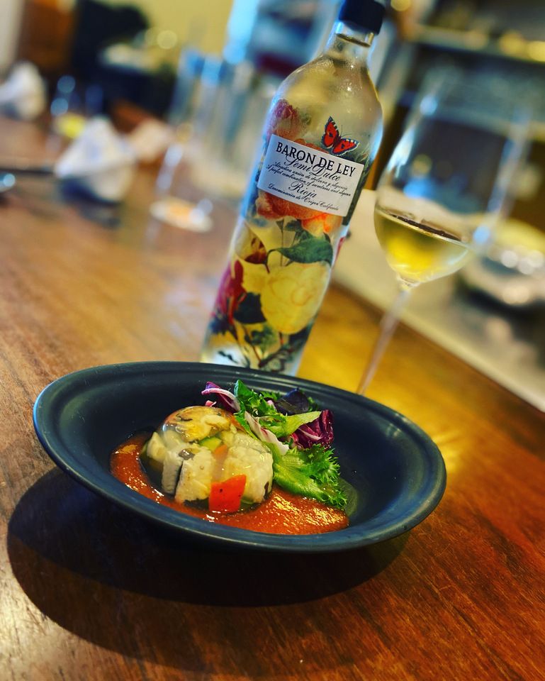 [菜单 A] 时令开胃菜、海鲜和肉类套餐 + 4 杯配菜 + 1 半杯仅供在线预订