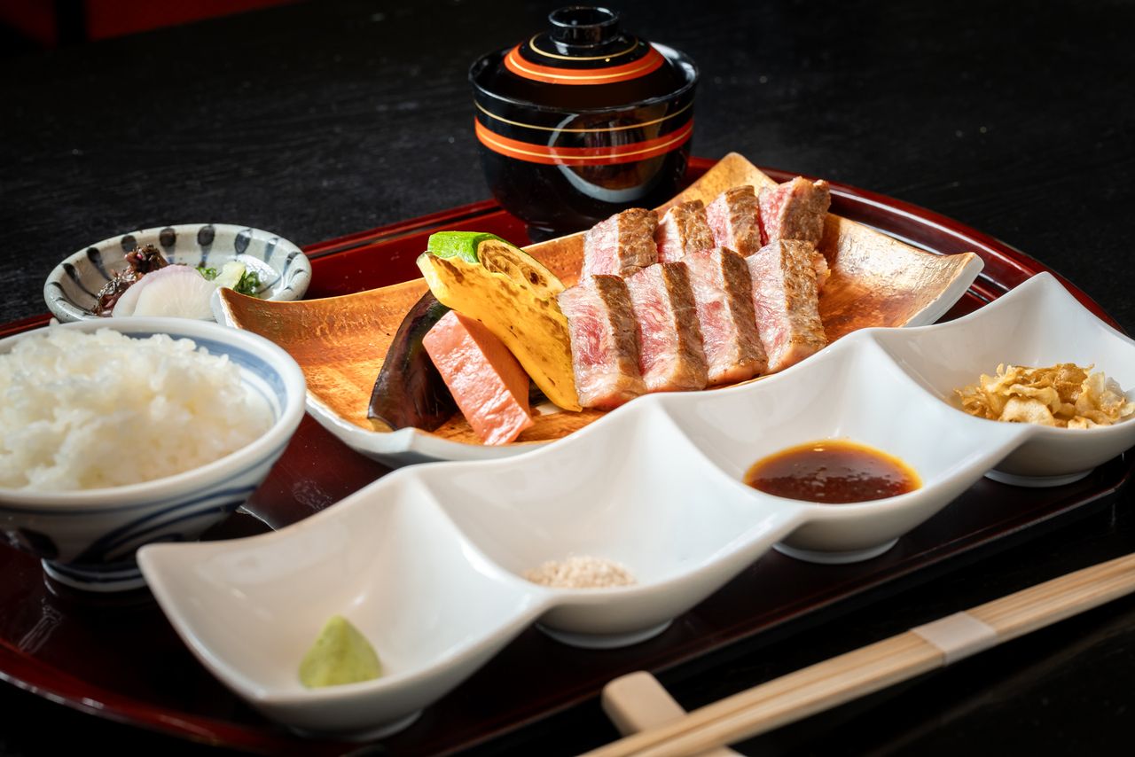 국산 쇠고기의 철판 구이 점심 "아야" 샐러드 · 국산 쇠고기 등심과 야채 철판 구이 · 디저트 등 5 가지