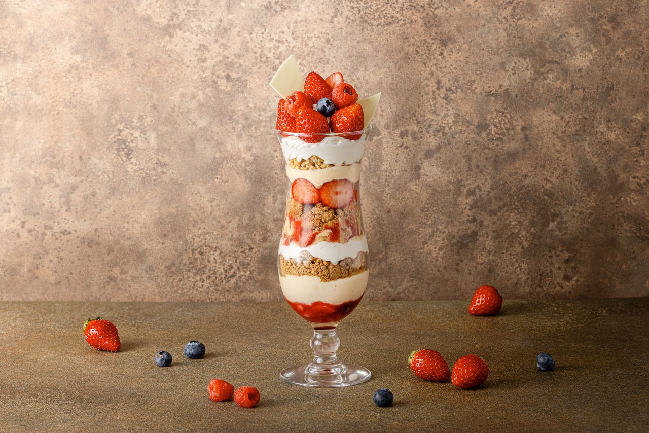 いちごとベリーのパフェ（土･日･祝日限定) 4/4～5/10