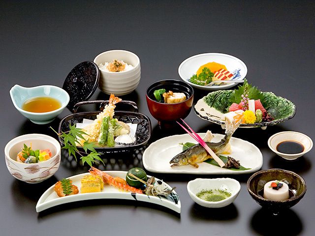 お昼の納涼会席　鮎の塩焼き・京料理と自然を楽しむ全10品