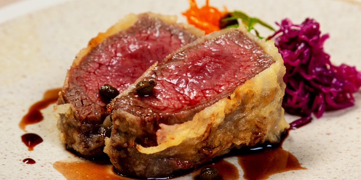 终极天妇罗套餐包括免费搭配 55 种优质清酒，包括响酒和山崎酒。