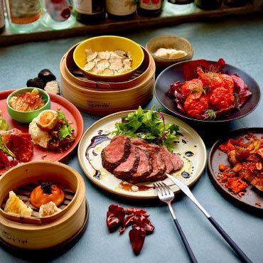 【Dinner Share Plan】STEAMAN's large-plate share plan featuring an assorted appetizer, dim sum, roast beef, and truffles.