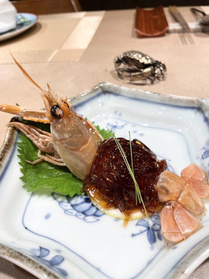 スカンピの紹興酒漬け、彩豊かな前菜盛り合わせや林SPFポークの焼豚。お花のブーケのように包む100℃でダックなど、ここでしか食べれないモダンチャイニーズ。
