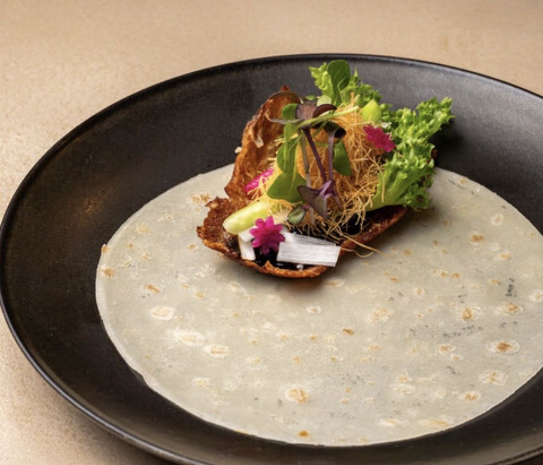 Renge: 14,300 yen - Specialties include braised shark fin and Peking duck, as well as other "Chinese-based" dishes made with seasonal ingredients