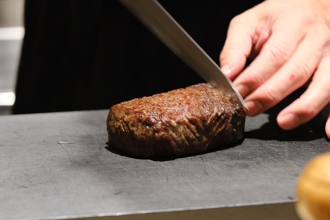 【The Kobe Steak Course】 – Cræfted over Charcoal + Sparking Sake 47,500엔