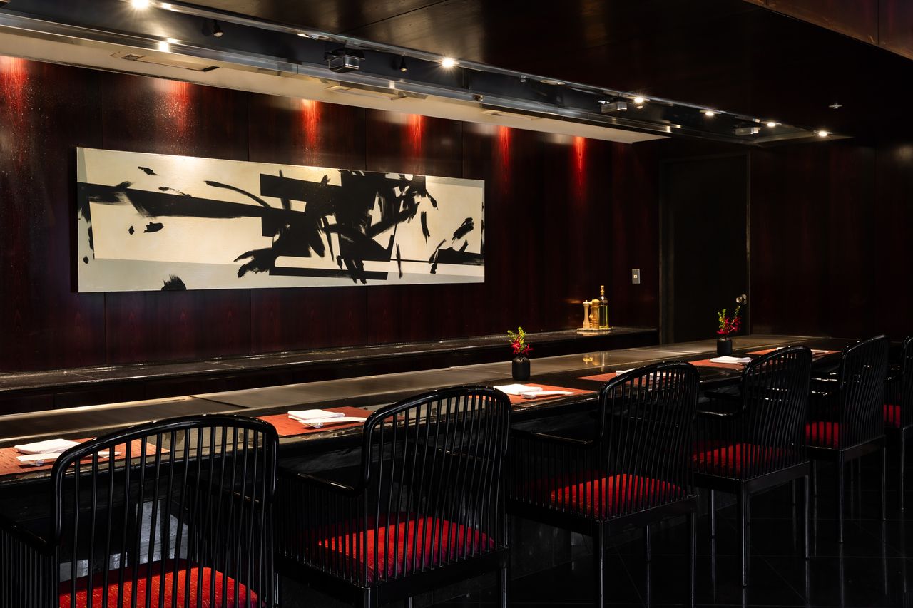 Domestic beef hamburger lunch [Kagayaki] includes soup, salad, domestic beef hamburger steak, diced steak, and 7 other dishes