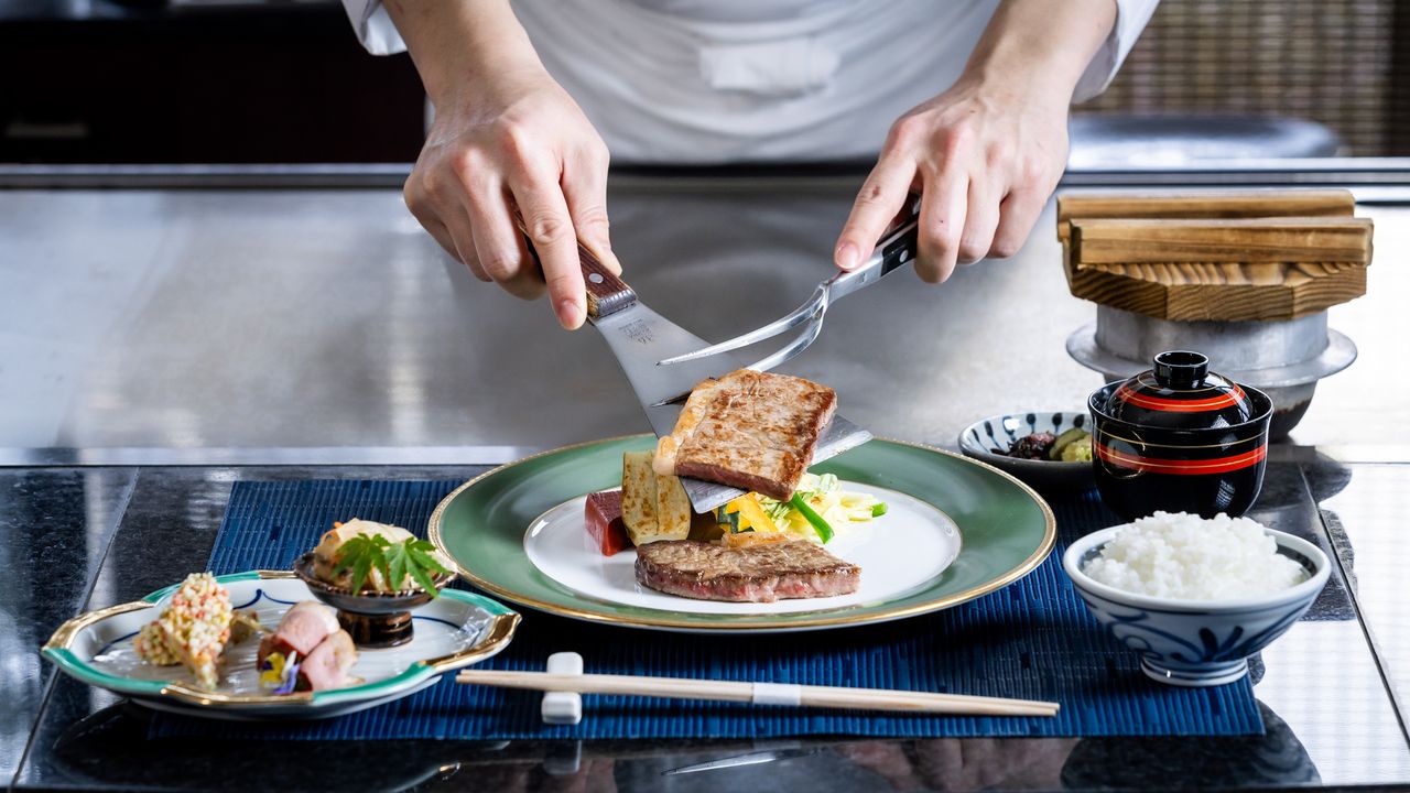 國產牛肉漢堡午餐【光輝】包含湯、沙拉、國產牛肉漢堡排、牛排丁、其他7種菜色