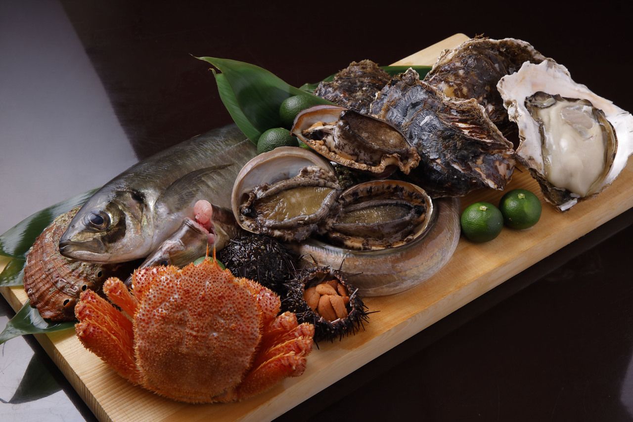 [Tur Kuliner Kyoto Musim Semi 2026] Paket makan malam spesial terbatas + dua minuman: satu gelas sake bersoda untuk bersulang dan satu gelas sake Jepang spesial