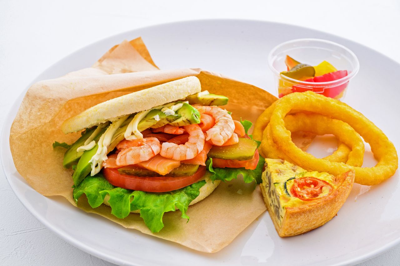 シュリンプ＆スモークサーモンのマフィンサンド+1ドリンク付き