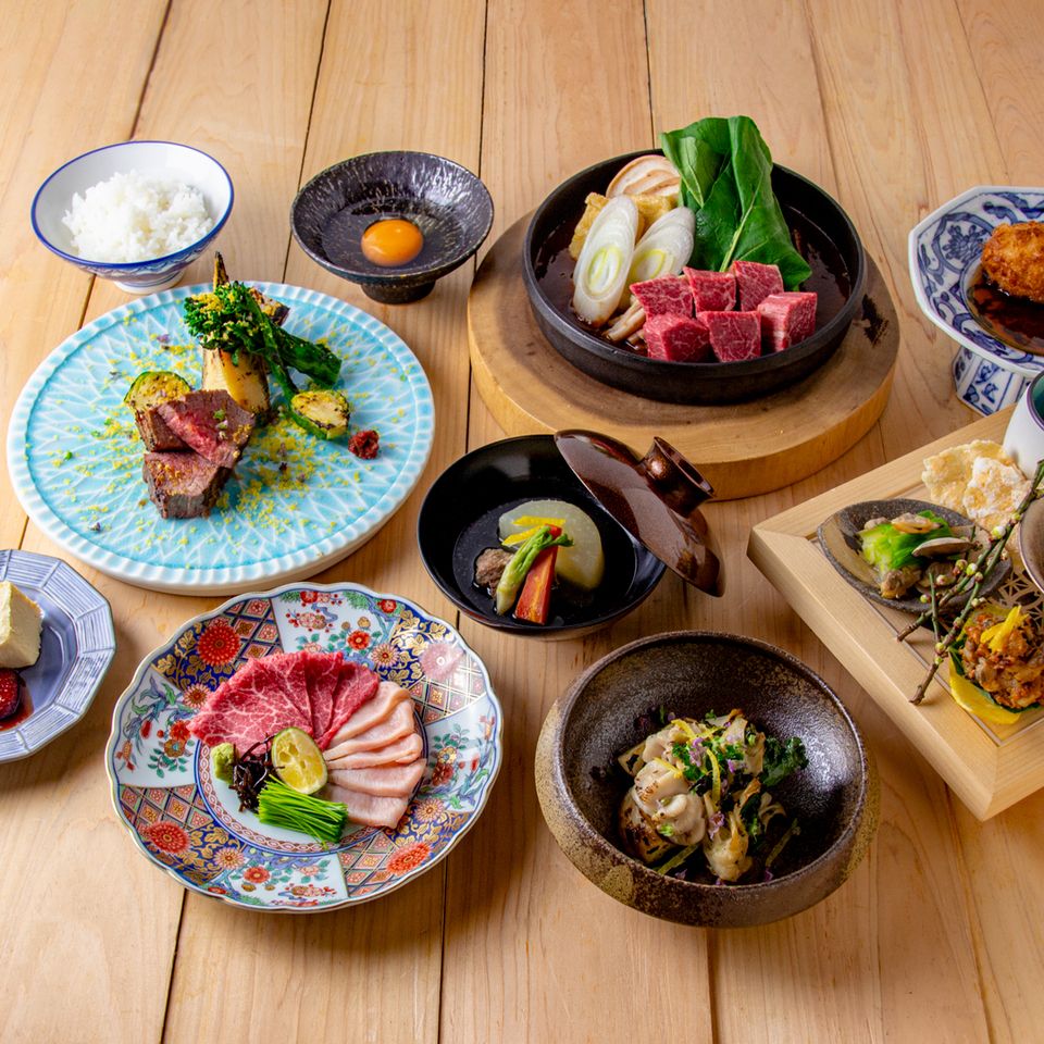 【全6品】おまかせコース 極上肉てっさ、おばんざい５種盛り、アンコウの茶碗蒸し、黒毛和牛サーロインと黒毛和牛肩ロースの江戸味噌すき焼き、土鍋銀しゃり、季節の生大福