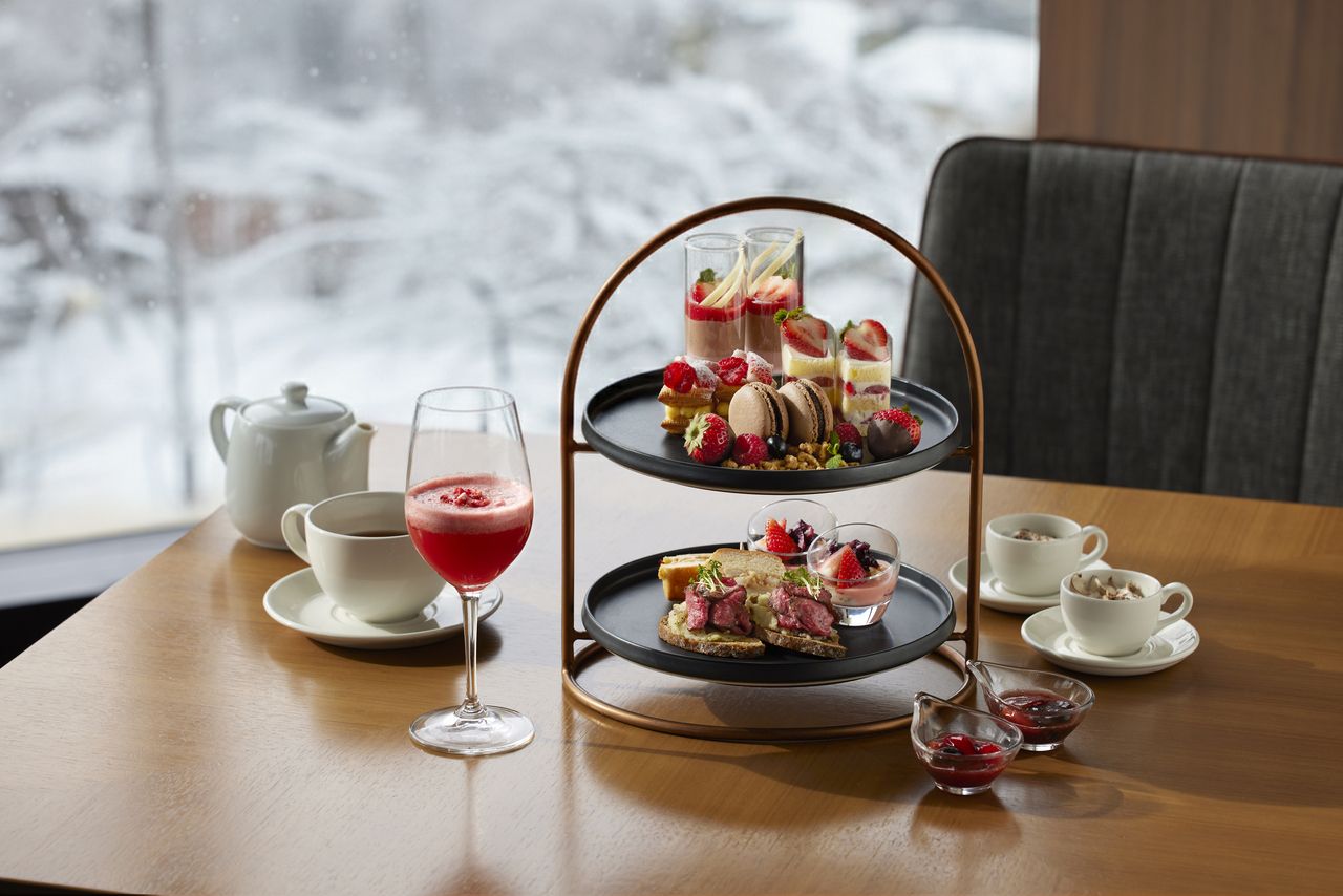 [13:00 Start] Strawberry Afternoon Tea  with Glass of Champagne