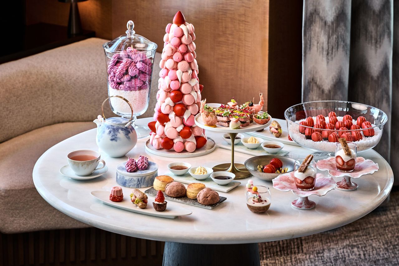 【The Lobby Lounge】 Strawberry Afternoon Tea with the glass of Dom Perignon 2015