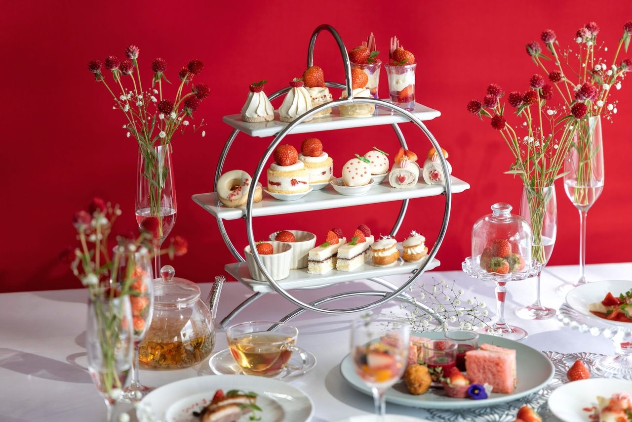 あまおう苺アフタヌーンティーセット　～雪どけストロベリー～