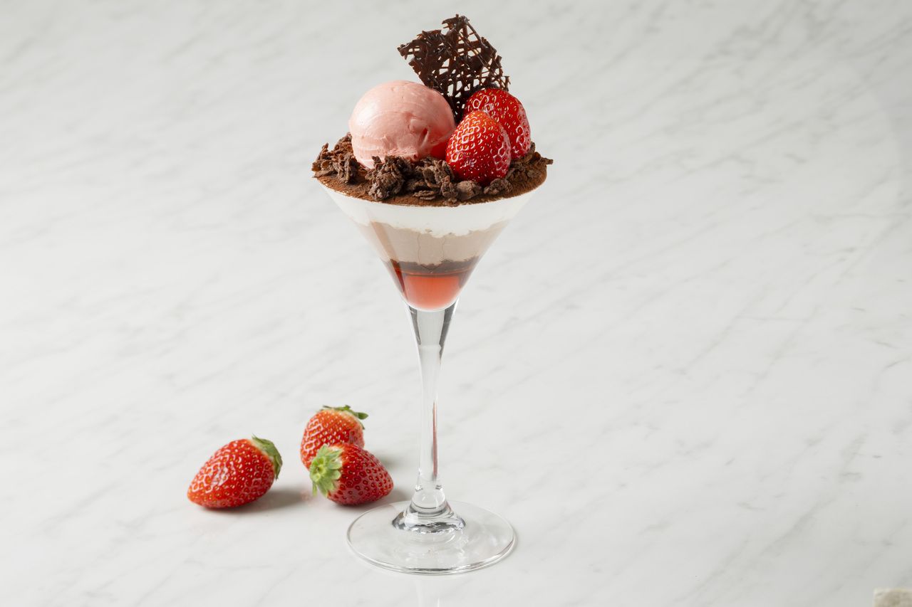 Limited edition parfait included [Strawberry x Chocolate Afternoon Tea Set]