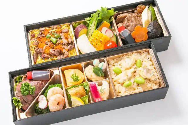 Two-tiered set meal of carefully selected beef sukiyaki and roast beef