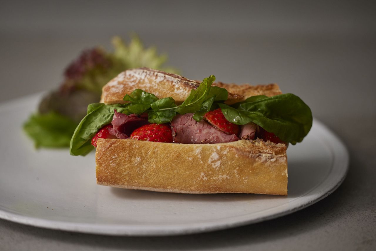 パルフェバンビ付きサンドイッチランチ〜いちご・クリームチーズ・ハムのバゲットサンド〜【 ¥4,800円(税別) 】