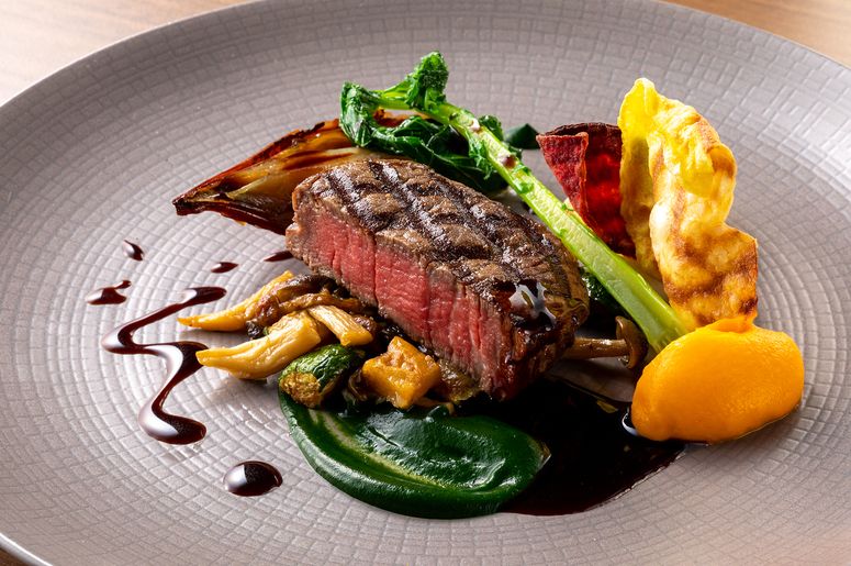 Lunch buffet with a choice of main course [April and May weekdays]