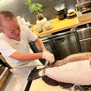 Our prized fish heads are also available in hot pot. Enjoy the brimming flavor with our "Fish Head Hot Pot (Grouper Hot Pot) Course."