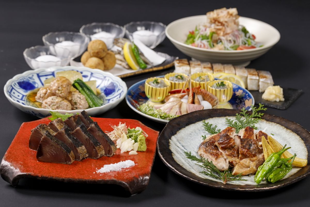 【極上歓送迎会プラン】『名物！鰹藁焼き含む藁焼き皿鉢盛り』『国産牛の藁焼き』『藁焼き鰻の棒寿司』等全15品　《高知地酒含む2時間飲み放題付》黒潮コース