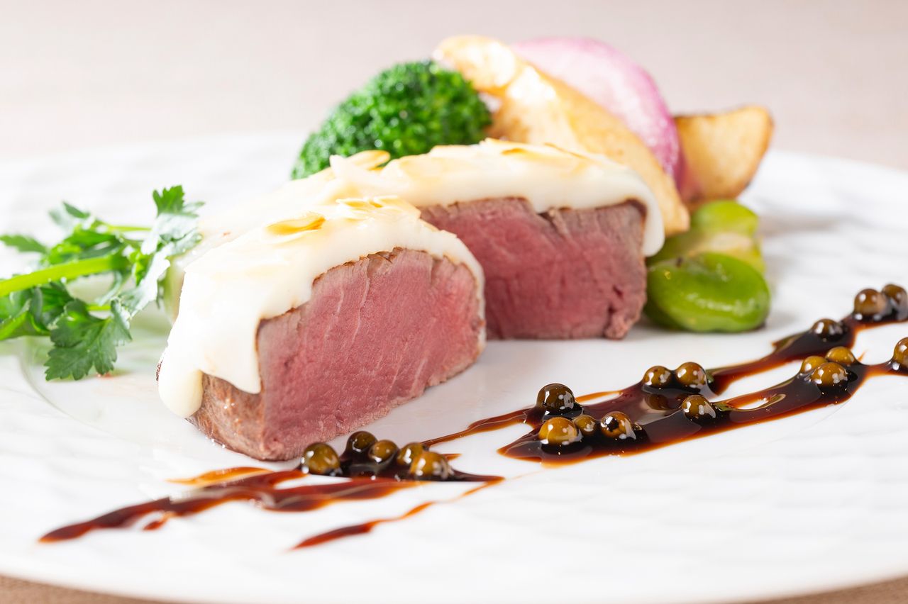 Roasted beef fillet, salad, soup, and other dishes (4 courses total)