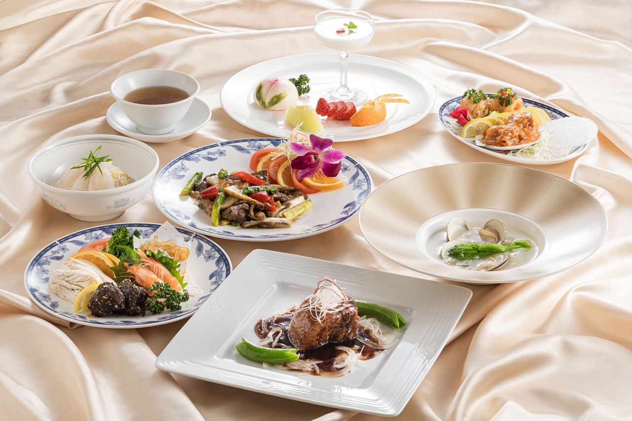 【主廚推薦套餐】共7道菜，包括海蜇開胃菜、國產牛裡肌炒時蔬菜等。