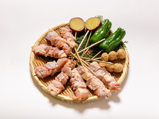 [Grilled Young Chicken] Enjoy our proud Fukufuku Tofu Hot Pot, grilled young chicken skewers, and other dishes cooked over a hearth.