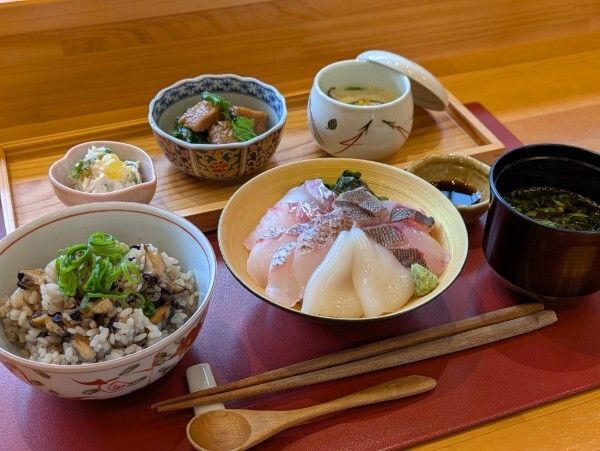 Ama's Mini Donburi Set Meal (Seafood Donburi and Seasonal Mixed Rice)
