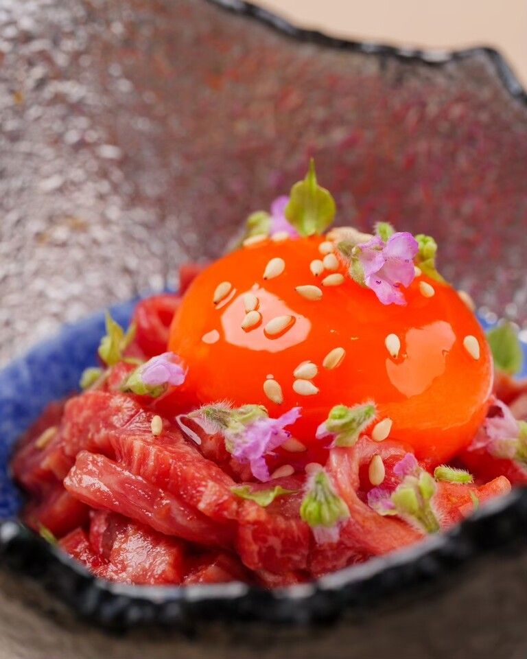 夏の【うしみつ煌めき（きらめき）コース】今日はお肉の日！そんな日に楽しめるコースをご用意いたしました。和牛のユッケ商品を皮切りに拘りの薬味でお召し上がりいただく厳選焼肉9種ご用意！