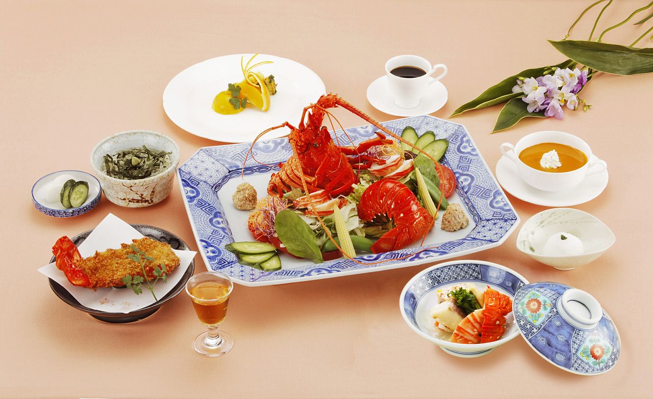 Lunch Course "Rainbow": A 9-course meal including spiny lobster with sauce, signature salad, and deep-fried lobster shell, plus dessert. Available only during lunchtime.