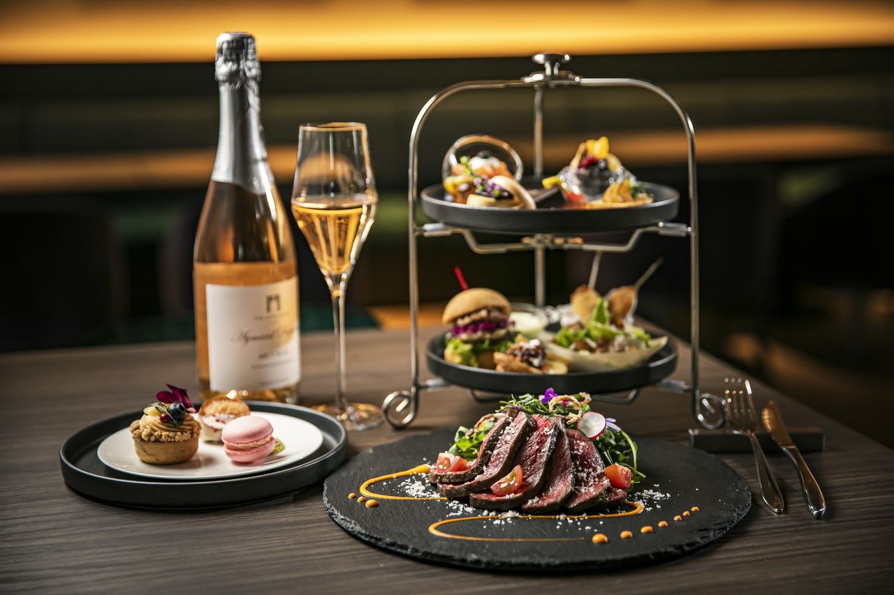 【Seasonal Flavors】PEAKS Night High Tea with Rosé Sparkling Wine Free-Flow (Last Order: 90 Minutes)