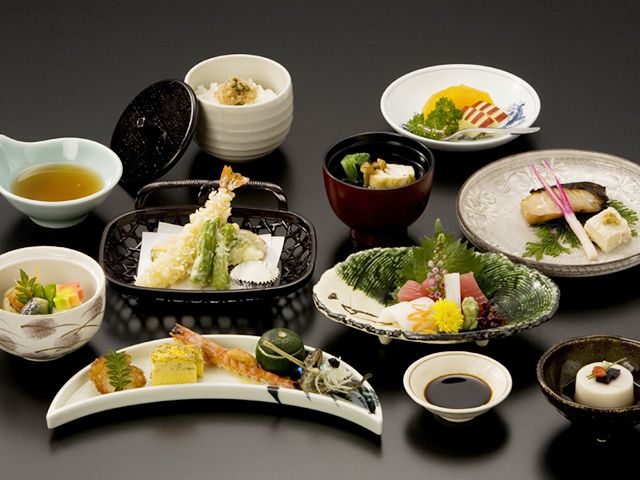 [Transporte incluido] Cena Kaiseki a orillas del río: menú de 10 platos con ayu (pez dulce) a la parrilla, cocina de Kioto y naturaleza, además de cerveza japonesa.