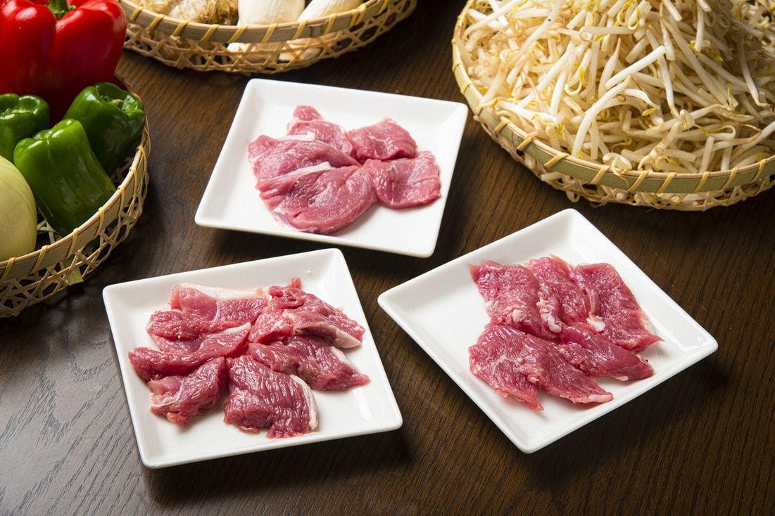 【僅限週一至週四及週六】精選羊肉套餐無限量供應，含2小時無限暢飲 *僅限餐桌結帳