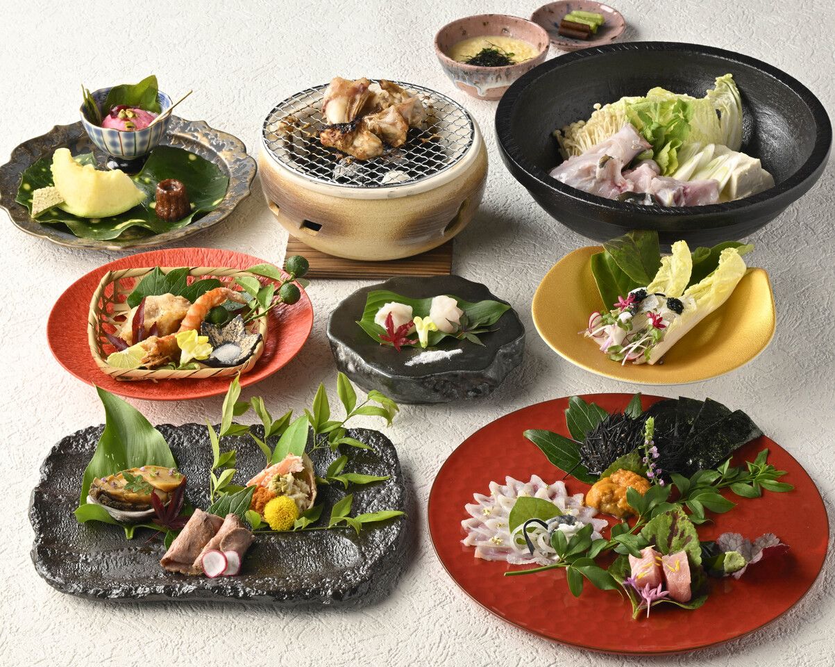 昼夜套餐 17,600日元◆可品尝多种虎鱼料理，包括天然虎鱼刺身与时令刺身两道、天然虎鱼炸肉与时令料理、天然虎鱼火锅，或是天然虎鱼寿司五贯装等。
