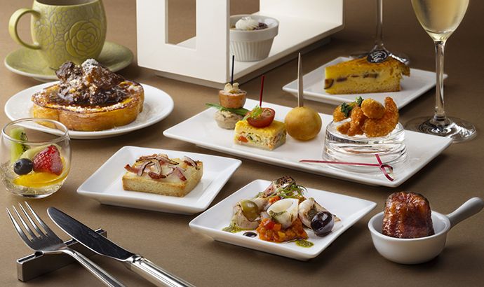 [Weekdays 11:30–13:30: Afternoon tea with free-flowing champagne