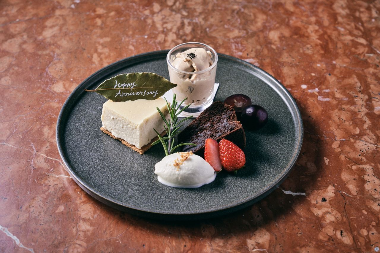 [For customers who have reserved seats only] Dessert plate with a message