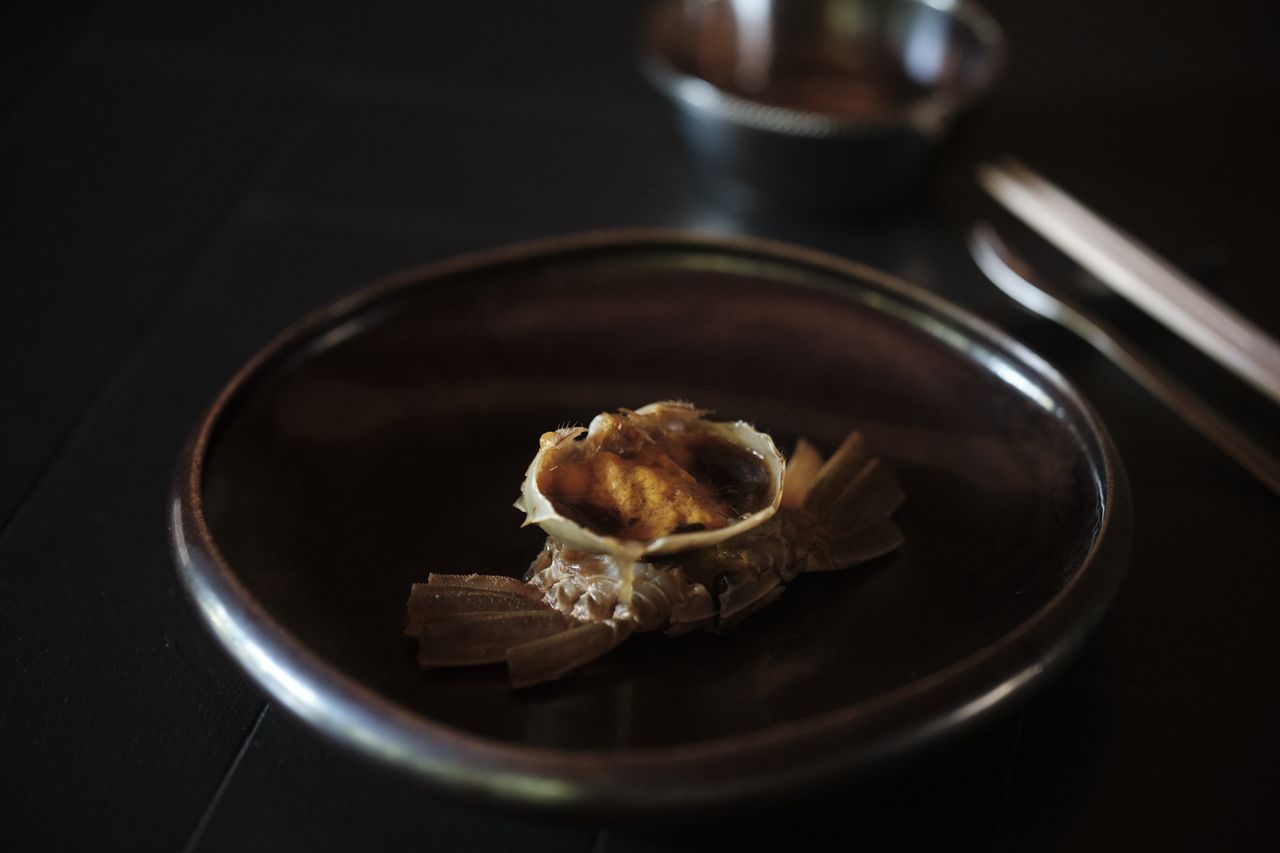 【Dinner】 October 2026 – January 2027: Seasonal modern Chinese course featuring raw Shanghai crabs marinated in Shaoxing wine