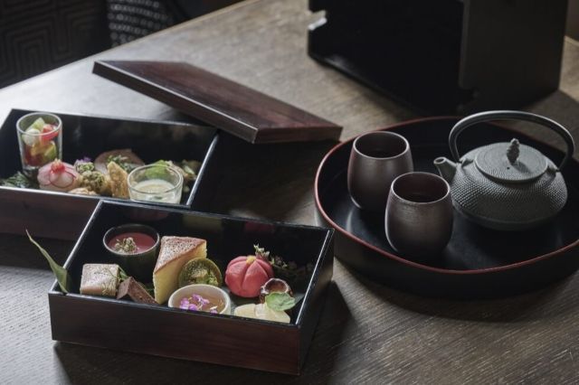 crossfield with TERRACE LOUNGE