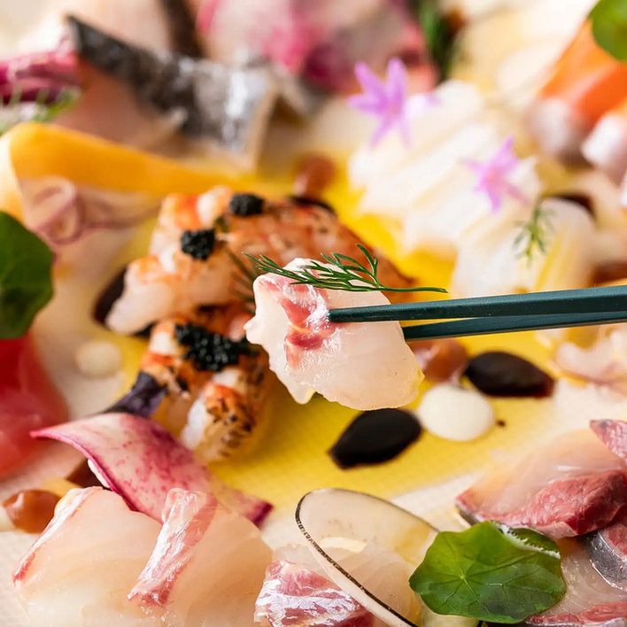 【2h飲み放題付】月火土は5,500円♪当店名物！朝採れ鮮魚のカルパッチョやボリューム満点シャルキュトリー