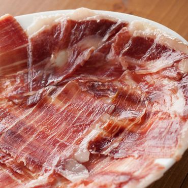 【乾杯カバ付き、タパスコース】乾杯のカバ（スパークリングワイン）付きの、スペイン産３０ヶ月熟成生ハム、アヒージョ、トルティージャを含む全6皿。リーズナブルなお手軽コースです！