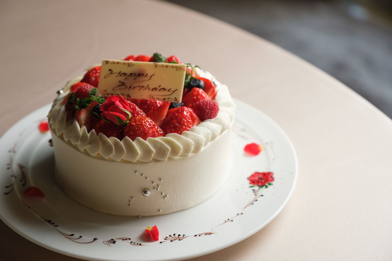 [Lunch Saison x Anniversary] Whole cake & toast with a glass of champagne! Dessert with a message plate for a special day